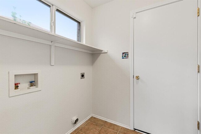 Building Photo - 1815 Brentwood Dr