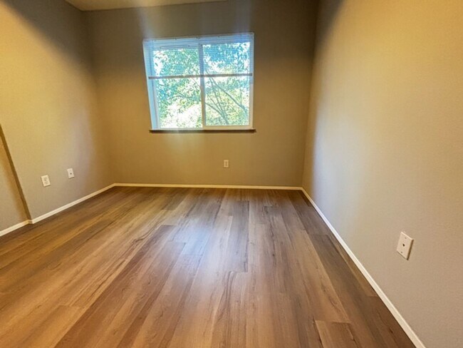Building Photo - Sign your lease this October at Belleau Wo...