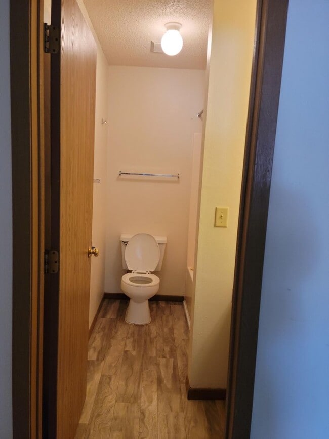 Building Photo - 5 bedroom 2 Bathroom 4 level townhome