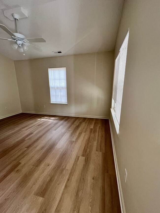 Building Photo - 3 Bedroom 2 Bath House (Lawncare INCLUDED!)