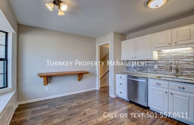 Building Photo - 2 Forest Maple Ct