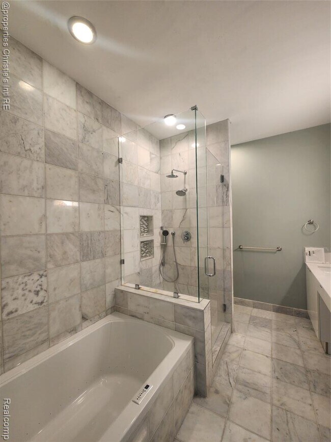 Building Photo - 35 Adelaide St