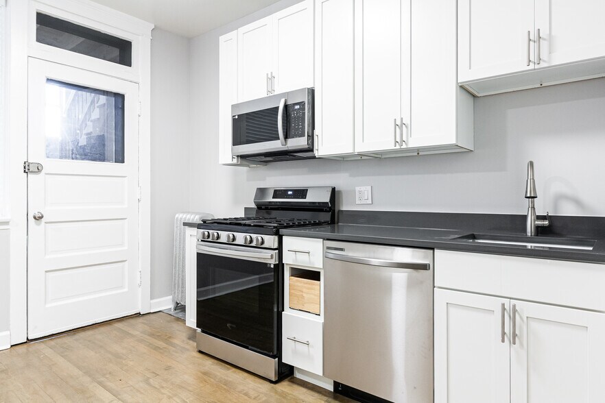 Building Photo - 1454 W Winnemac Ave