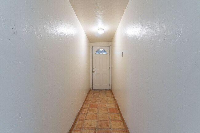 Building Photo - Spacious 4 bed 2 bath