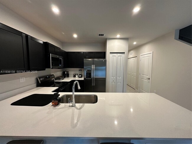 Building Photo - 389 10th Ct