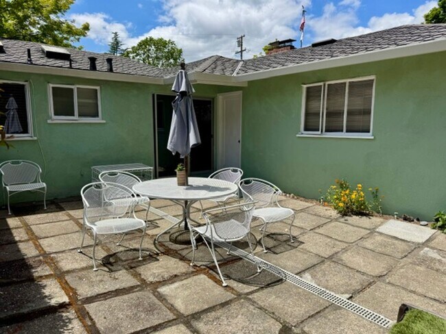 Building Photo - Charming single level 3 bedroom 2 bath Lafayette home now available for move in!