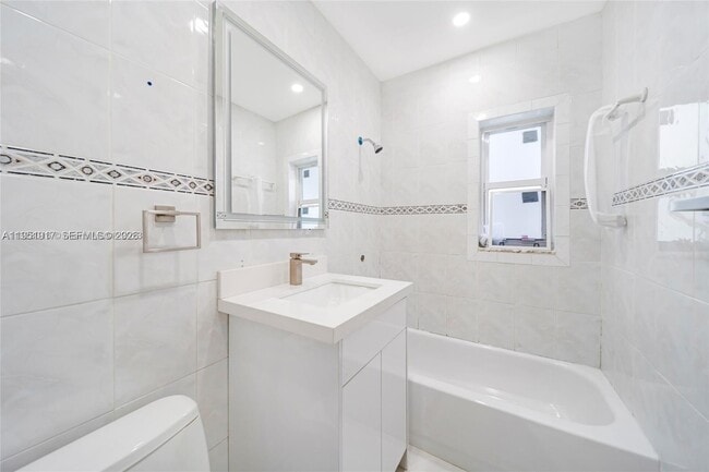 Building Photo - 11020 NE 10th Ave