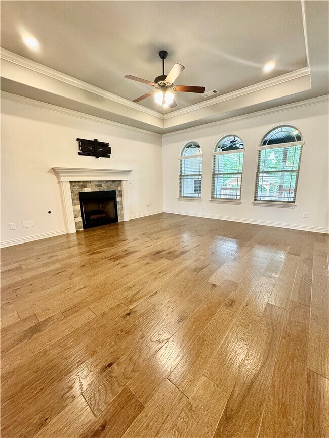 Building Photo - 1300 Hickory St