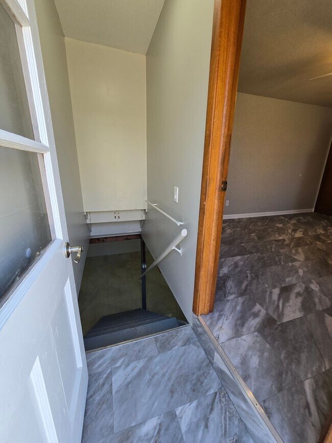 Building Photo - 3-4 bedroom ranch with attached garage, fe...