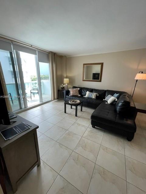Building Photo - 5001 Collins Ave
