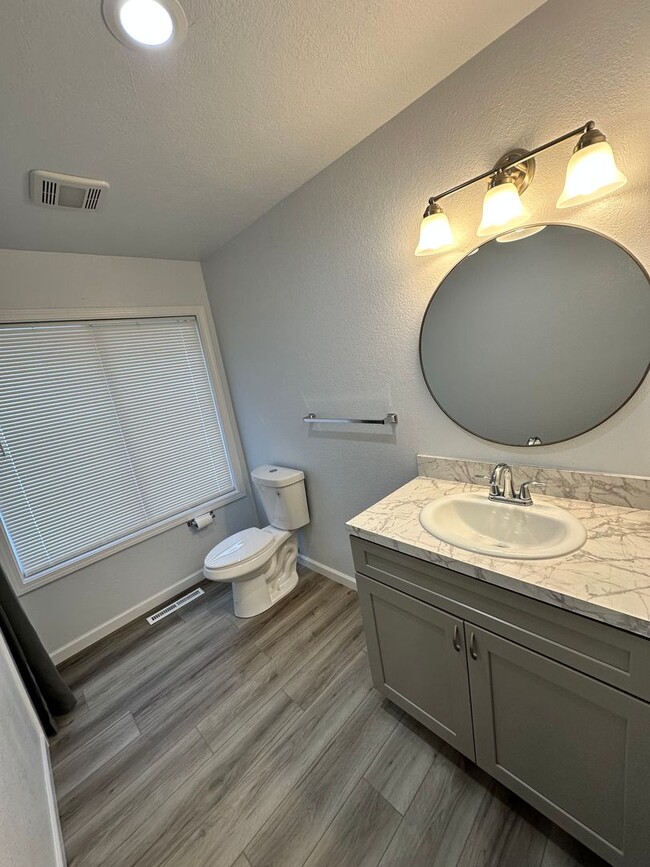 Building Photo - 3 Bedroom 2 Bath Home in Suburbs