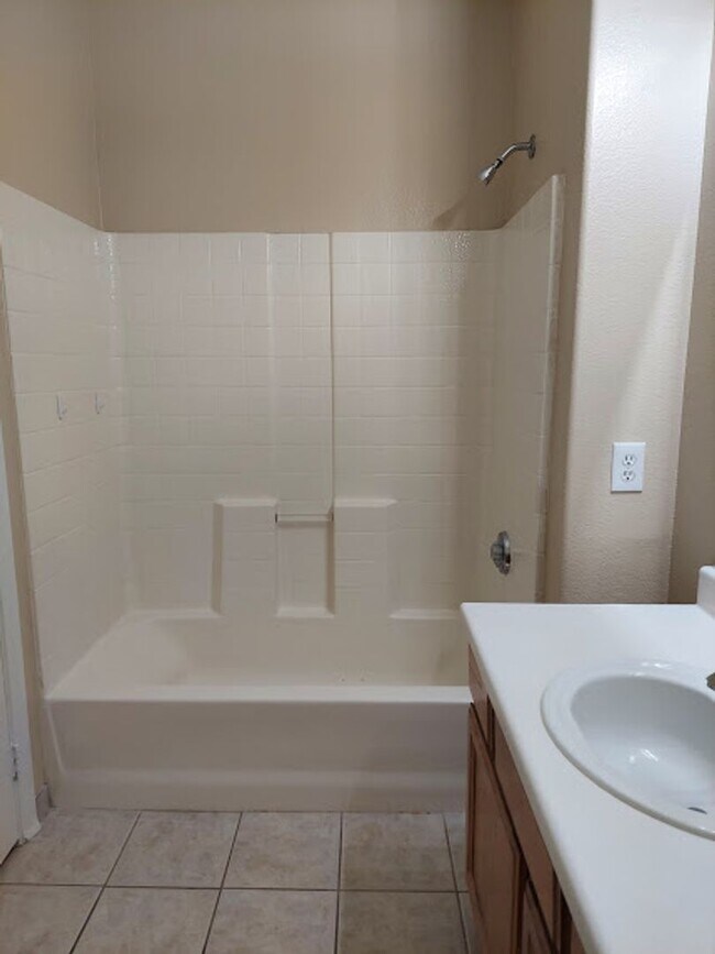 Building Photo - Three bedroom unit on the 2nd floor of gated SE community with pool/spa