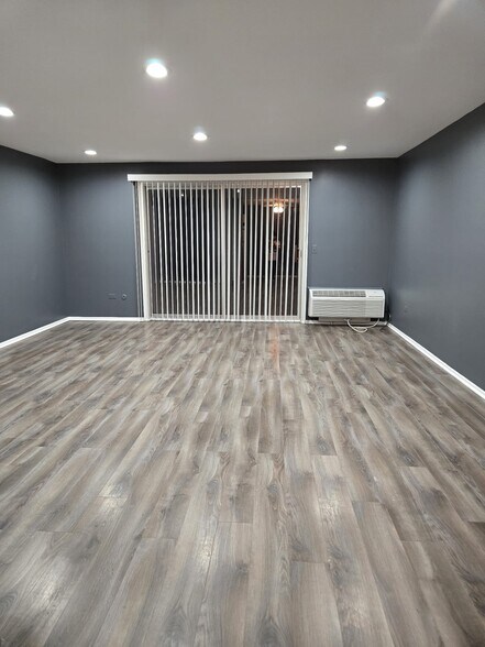Building Photo - 19 E Palatine Rd