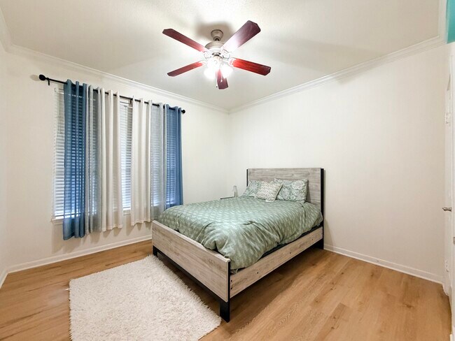 Building Photo - 2255 Braeswood Park Dr