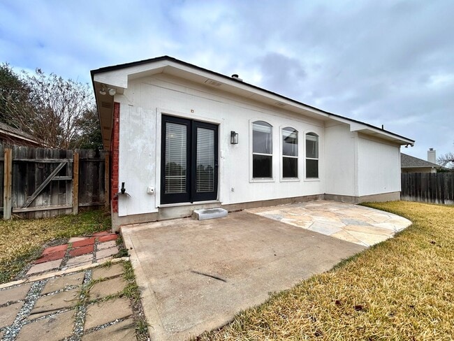 Building Photo - Move-In Ready 3/BR 2/BA Home Featuring Fireplace, Garage & Private Yard