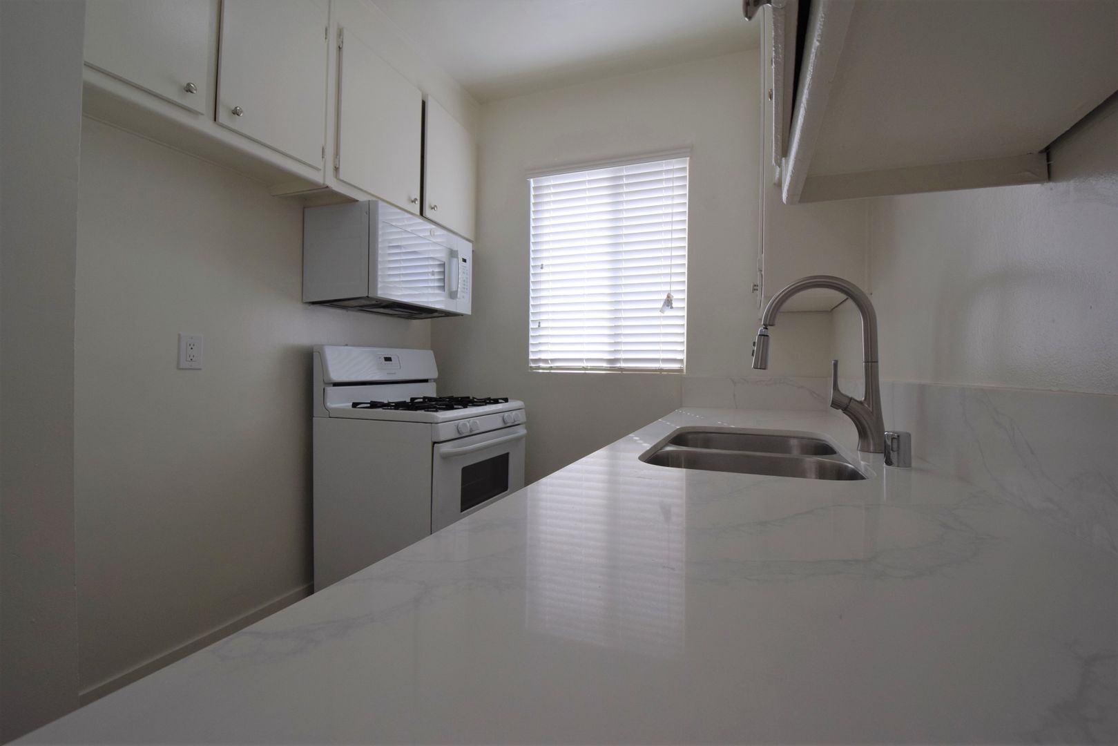 Building Photo - 4565 Hazeltine Ave