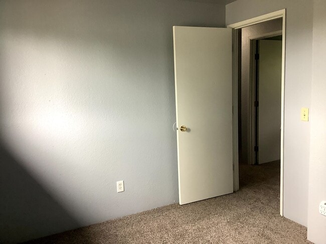 Building Photo - 2-Bedroom 1 1/2 bathroom townhouse in Springfield