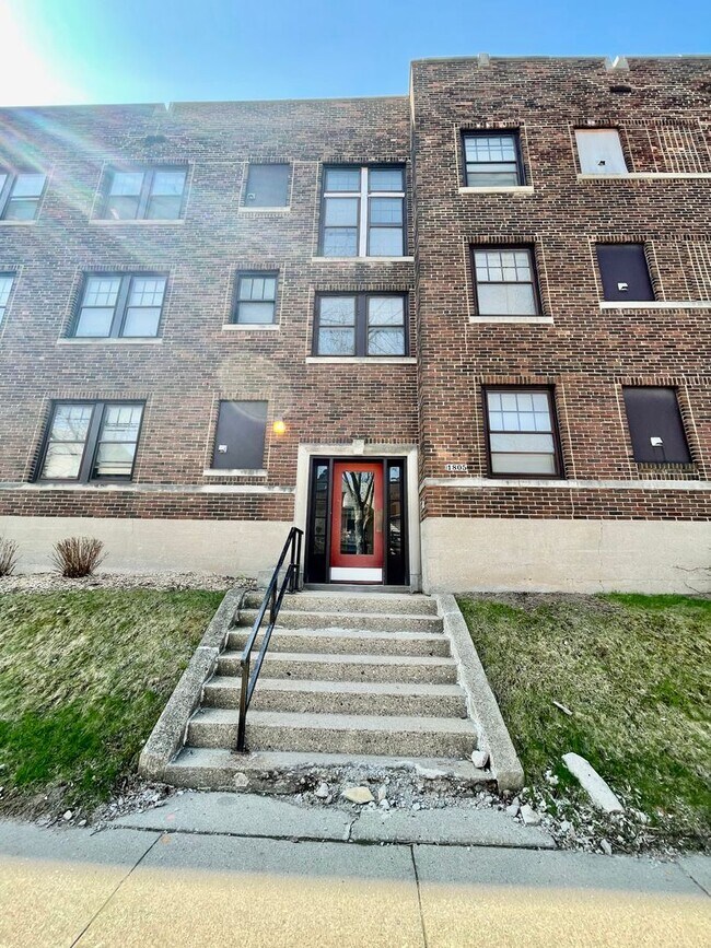 Building Photo - 1805 E Park Pl.