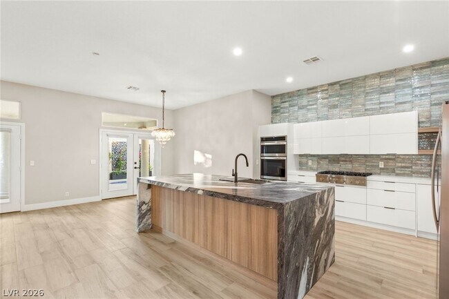 Building Photo - 1605 Shadow Rock Dr