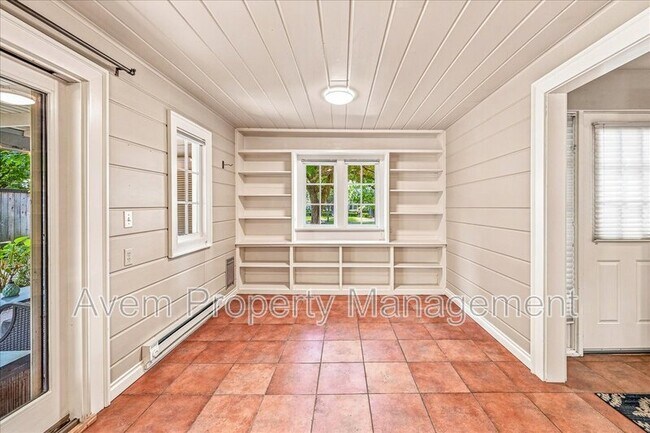 Building Photo - 3411 SE Crystal Springs Blvd