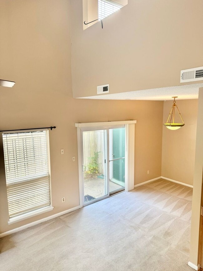 Building Photo - Awesome, 2 story, end unit condo right across from Honey Bee Golf Course in Virginia Beach-