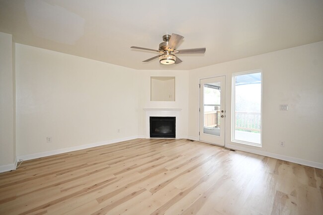Building Photo - Nice 2 bedroom, 2.5 bath Townhouse with ba...