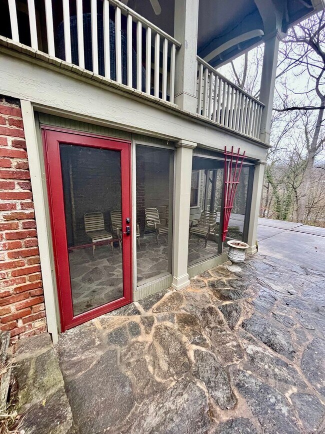 Building Photo - Great Montford location, Partially Furnished Studio Apartment, Utilities Included!