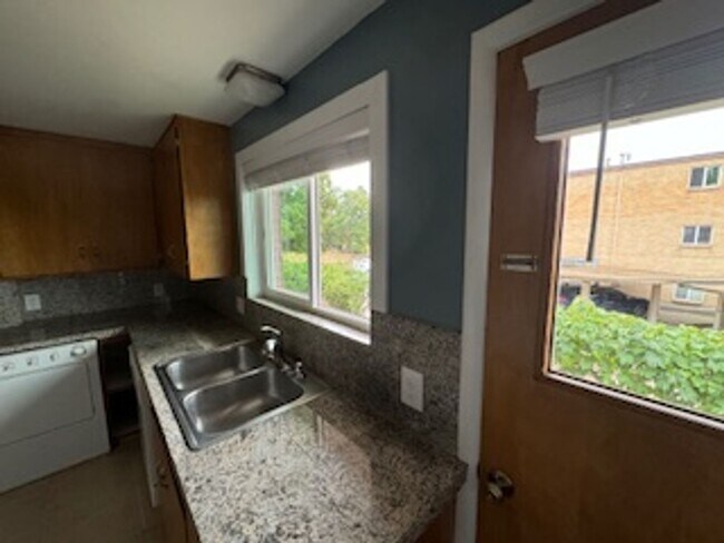 Building Photo - GORGEOUS Avenues Home!!!