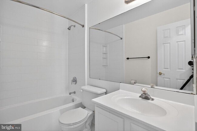 Building Photo - 5828 Ruxton Dr