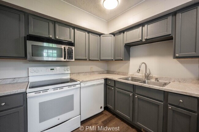 Building Photo - "Charming 4-Bedroom Retreat with Spacious Living in Indianapolis!"