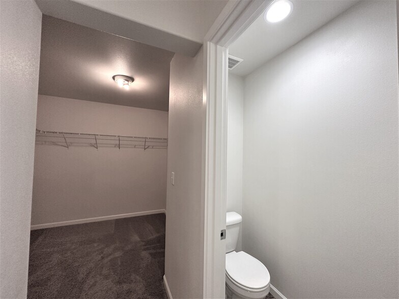 Building Photo - 8921 170th St NE