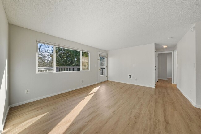 Building Photo - Newly Renovated 2 Bedroom in Wedgewood!