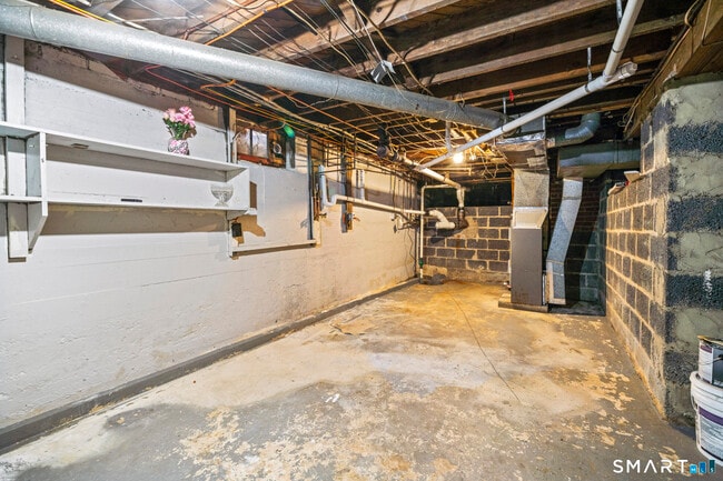 Building Photo - 8 New Hampshire Dr