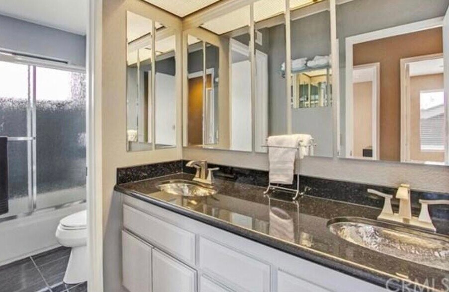 Building Photo - 24641 Ashland Dr