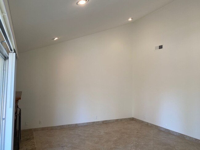 Building Photo - Nice Two Bedroom Condo