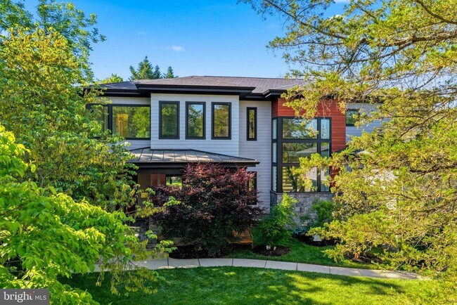 Building Photo - 1513 Oakview Dr