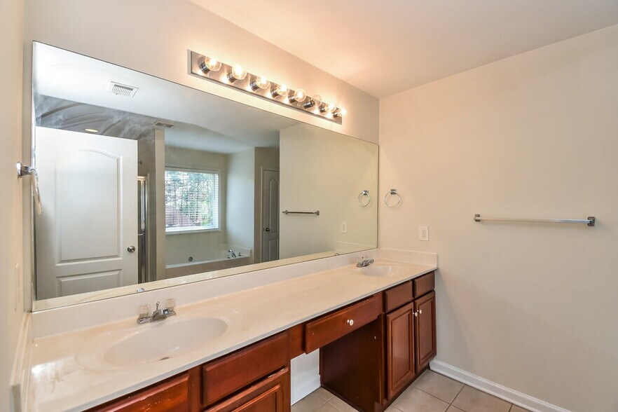 Building Photo - 2601 Muskeg Ct SW