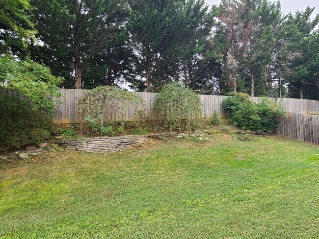 Building Photo - Gorgeous 6 BR Home, Convenient to Quantico & Commuting