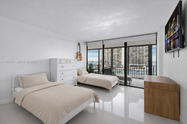 Building Photo - 1925 Brickell Ave