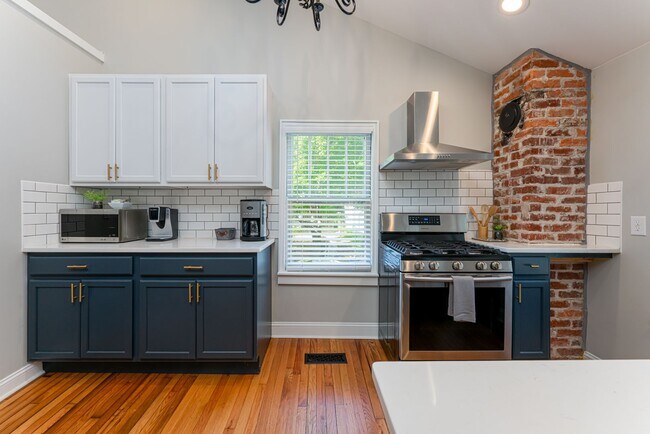 Building Photo - Beautifully Updated House - Awesome Montford Location