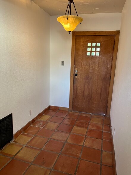Entryway - 6033 Rio Vista Ave