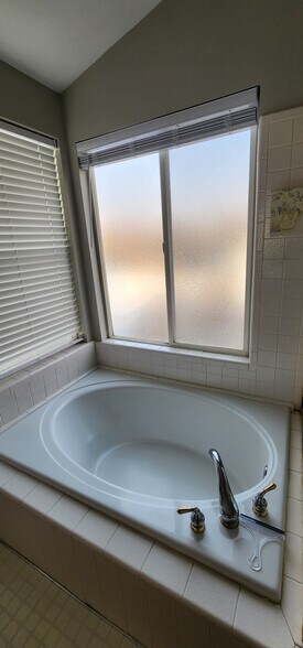 Building Photo - 1160 N Colonel Rd