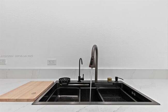 Building Photo - 6900 Bay Dr