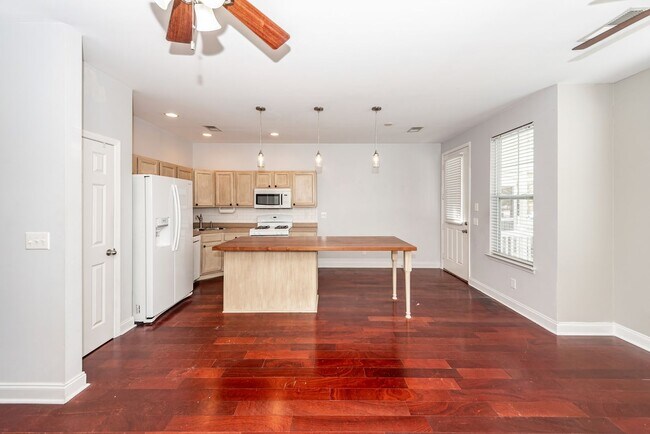 Building Photo - 3 Bedroom, 2.5 Bathroom Townhome in Oak Terrace Preserve - Park Circle