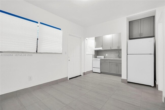 Building Photo - 13390 NE 6th Ave