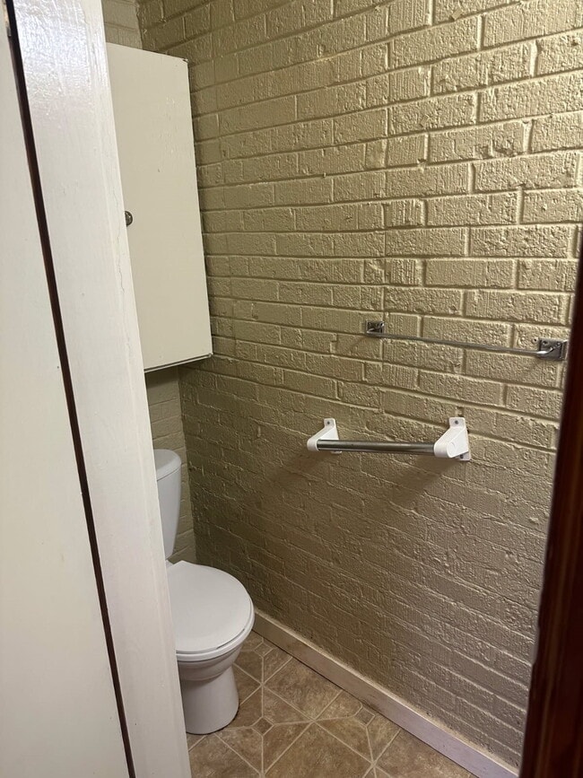 Building Photo - "Charming 3-Bedroom 1.5- Bath with Spaciou...