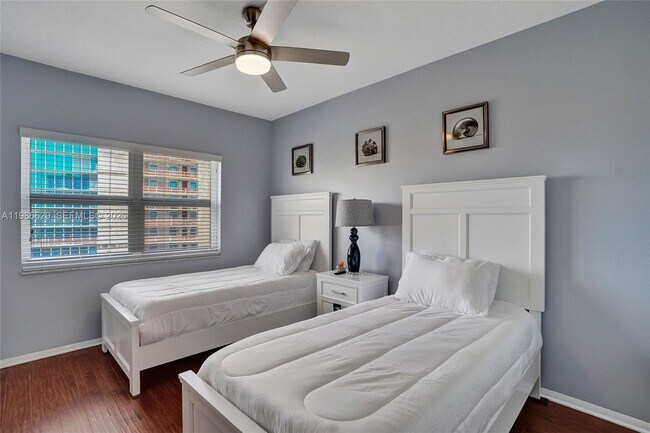 Building Photo - 400 N Riverside Dr