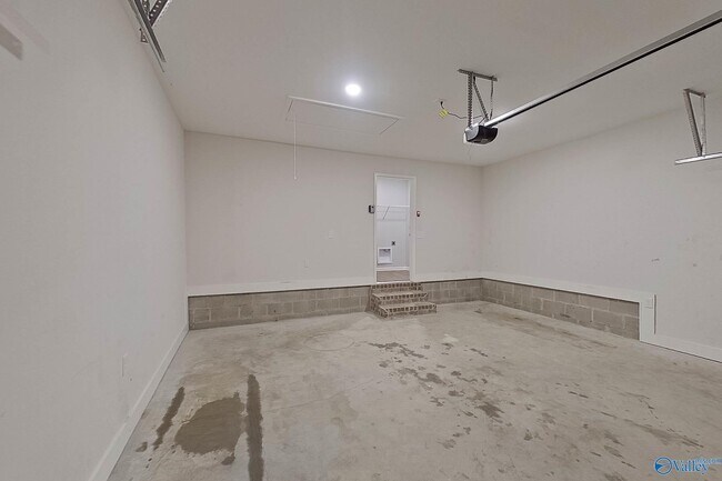 Building Photo - 112 Live Oak Dr