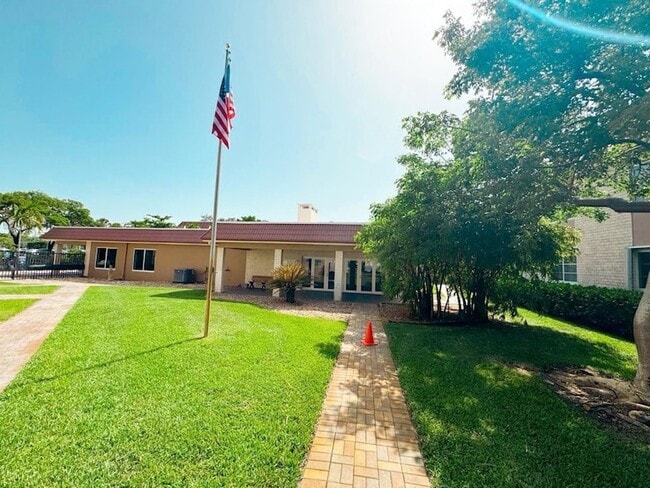 Building Photo - 12 NE 19th Ct