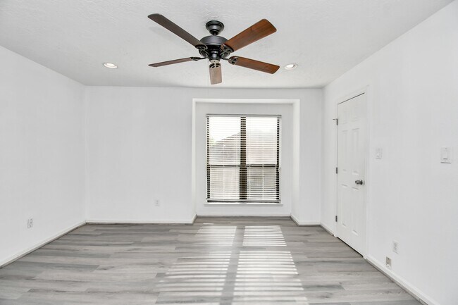 Building Photo - 8573 Wilcrest Dr